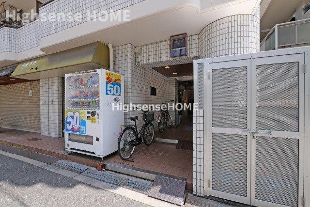 エントランス　落ち着いたエントランスです