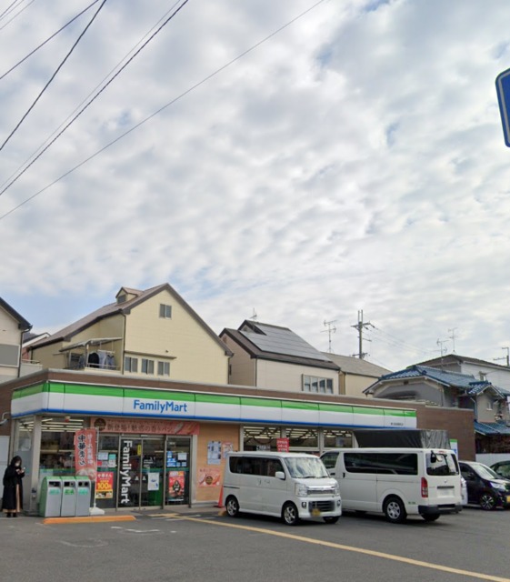 コンビニ　ファミリーマート東大阪箱殿町店（コンビニ）まで695m