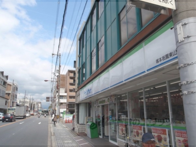 コンビニ　ファミリーマート塚本祇園東山店（コンビニ）まで70m