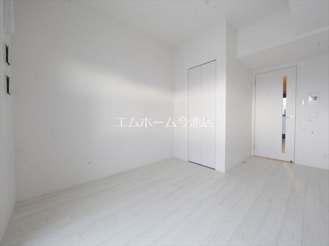 居室・リビング　洋室7.5帖　エアコン付　収納充実　バルコニーに面しています