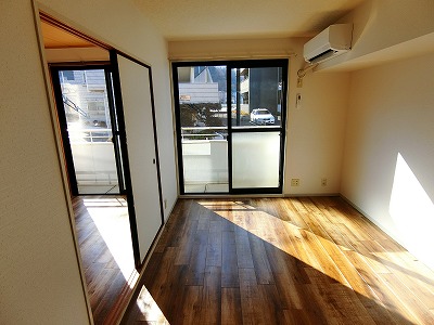 居室・リビング　南西向きダイニングキッチン9帖☆バルコニーに繋がるお部屋です