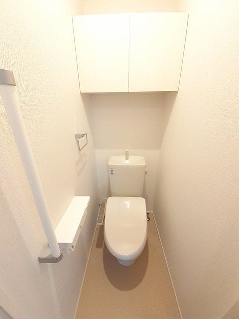 トイレ　温水洗浄便座です。