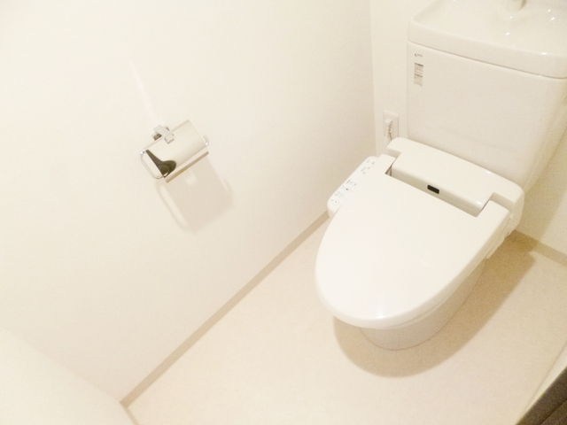 トイレ　洗浄・暖房便座付きのトイレです。
