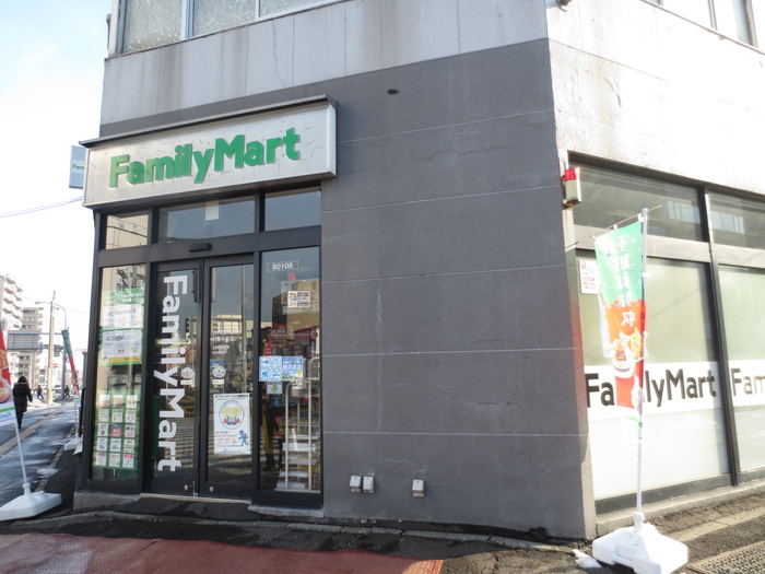 コンビニ　ファミリーマート（コンビニ）まで80m