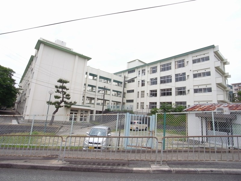 中学校　川西市立川西中学校（中学校）まで989m