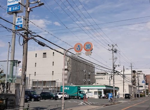コンビニ　ファミリーマート 小松変電所前店（コンビニ）まで384m