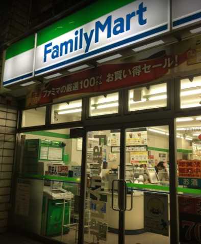 コンビニ　ファミリーマート　新宿通り店（コンビニ）まで81m