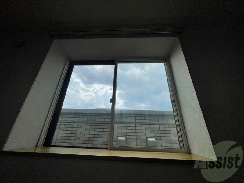 バルコニー　大きな窓がありますので風通しが良さそう。