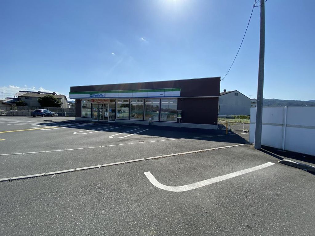 コンビニ　ファミリーマート寄居店（コンビニ）まで270m