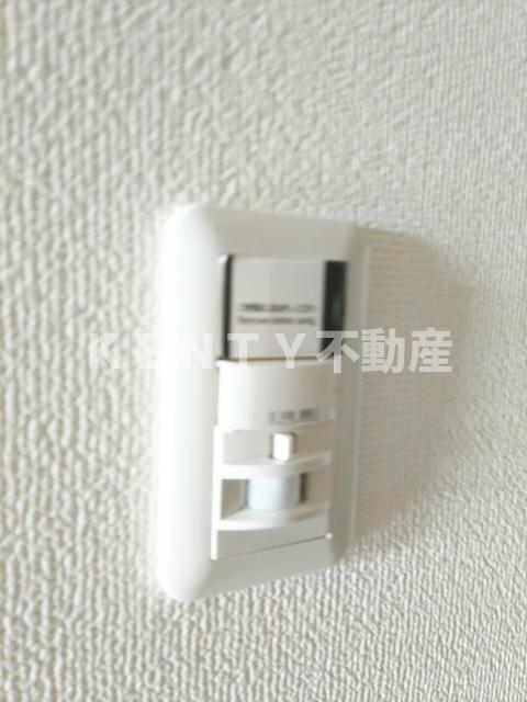 その他設備　玄関人感センサー