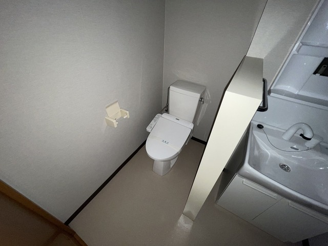 トイレ　写真は違う号室です。