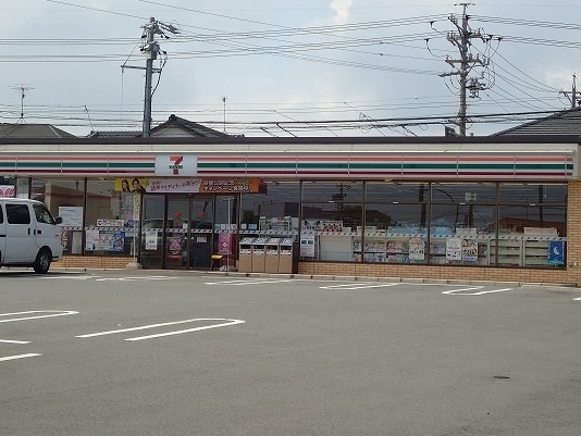 コンビニ　セブンイレブン西尾下町店（コンビニ）まで700m