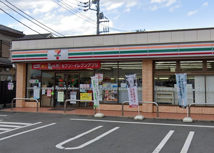 コンビニ　セブンイレブン（コンビニ）まで550m
