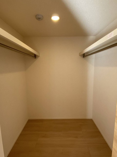収納　洋室13.7帖のお部屋にあるウォークインクローゼットです☆た