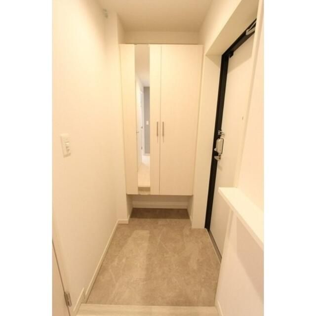 玄関　写真は同タイプ住居です。
