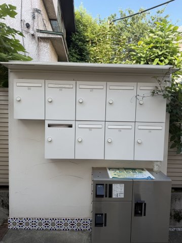 玄関　大きめのポストで安心です。不在BOXも完備です。