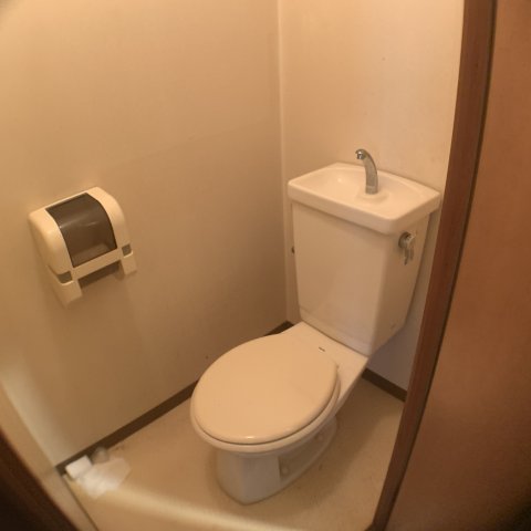 トイレ　温水洗浄便座付きのトイレです♪