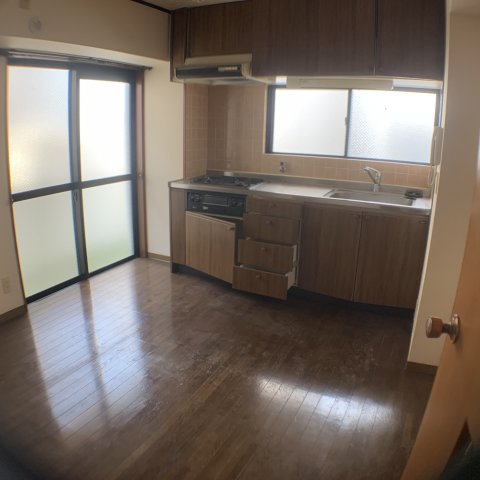 居室・リビング　出窓もついて明るいお部屋です。
