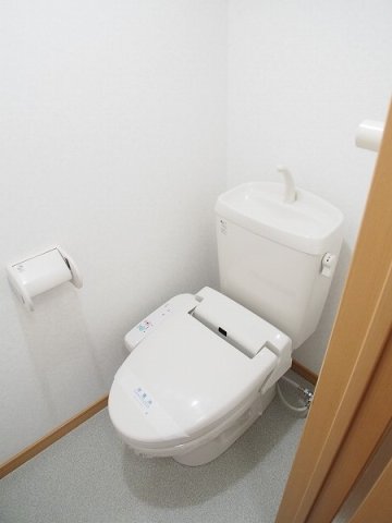 トイレ　落ち着いた色調のトイレです