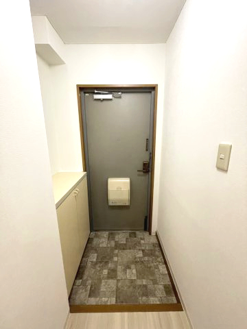 玄関　イメージとして同建物他部屋を表示しています