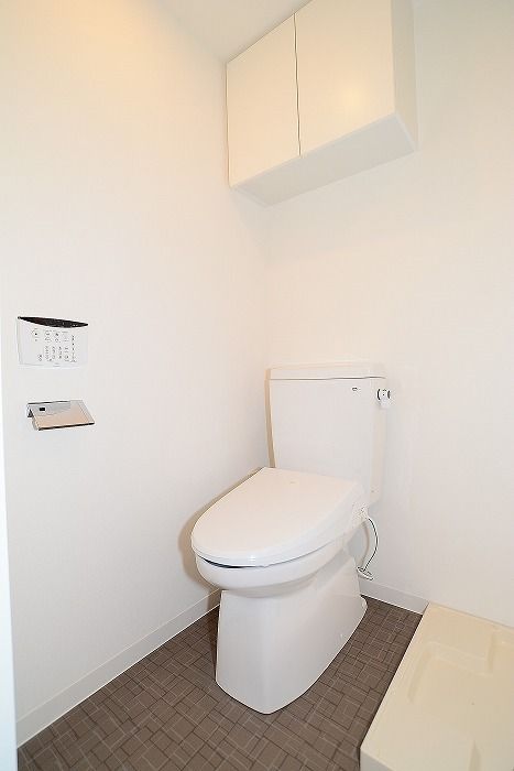 トイレ　落ち着いた色調のトイレです
