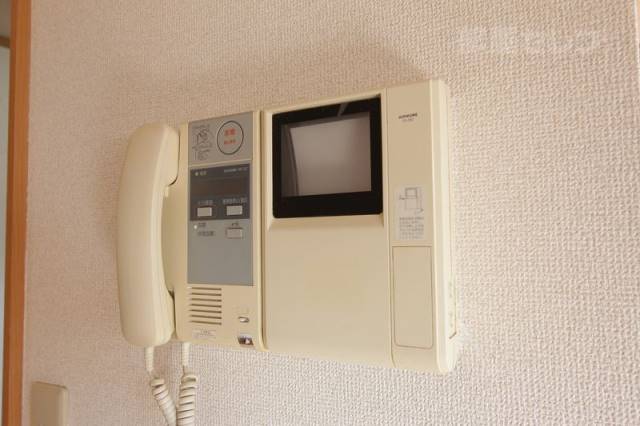 セキュリティ　玄関インターホンはテレビモニター付です。