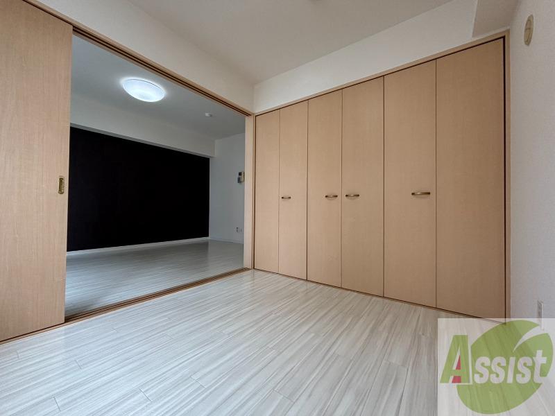 その他部屋・スペース　寝室はこちらです。光が差し込む、温かみのあるお部屋です。