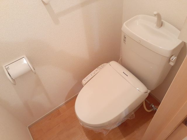 ＪＲ城端線 油田駅 徒歩15分 2階建 築14年のトイレ写真