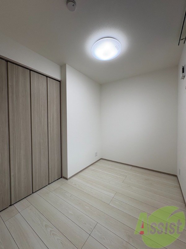 その他部屋・スペース　寝室になりそうな洋室です。シンプルで落ち着きますね。
