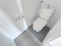 トイレ　嬉しい温水洗浄便座付きのトイレです。