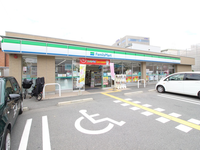 コンビニ　ファミリーマート（コンビニ）まで517m
