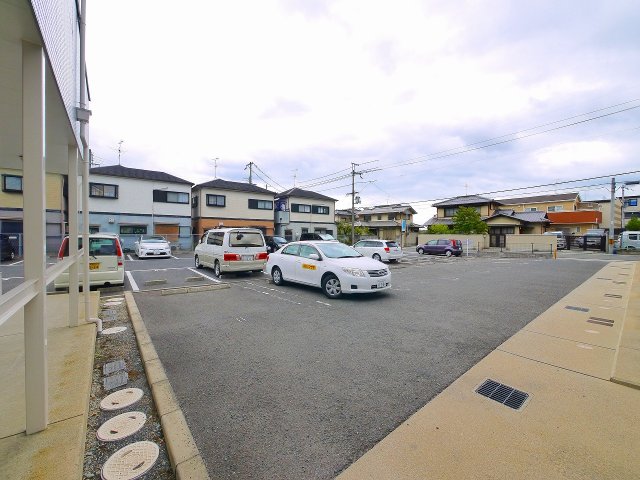 駐車場　駐車場があるので、車を買う予定の方も安心です