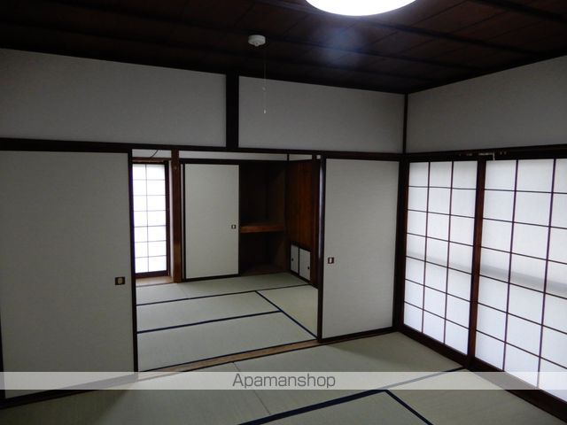 高山大東町貸家Aの居間写真