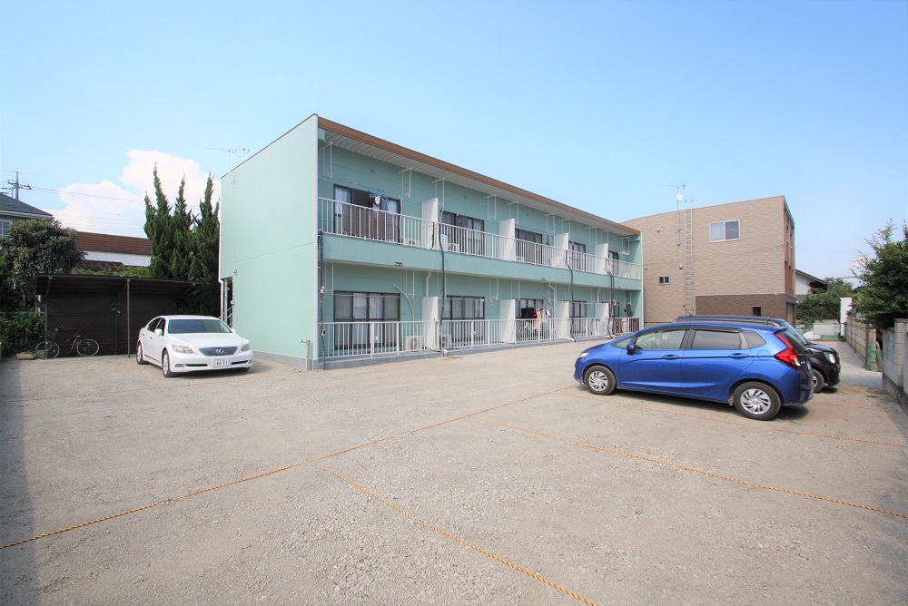 建物外観　敷地が広く、駐車し易いてすよ