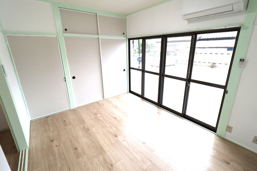 居室・リビング　モデルルームのお写真です！白のお部屋がいろいろな色に合います
