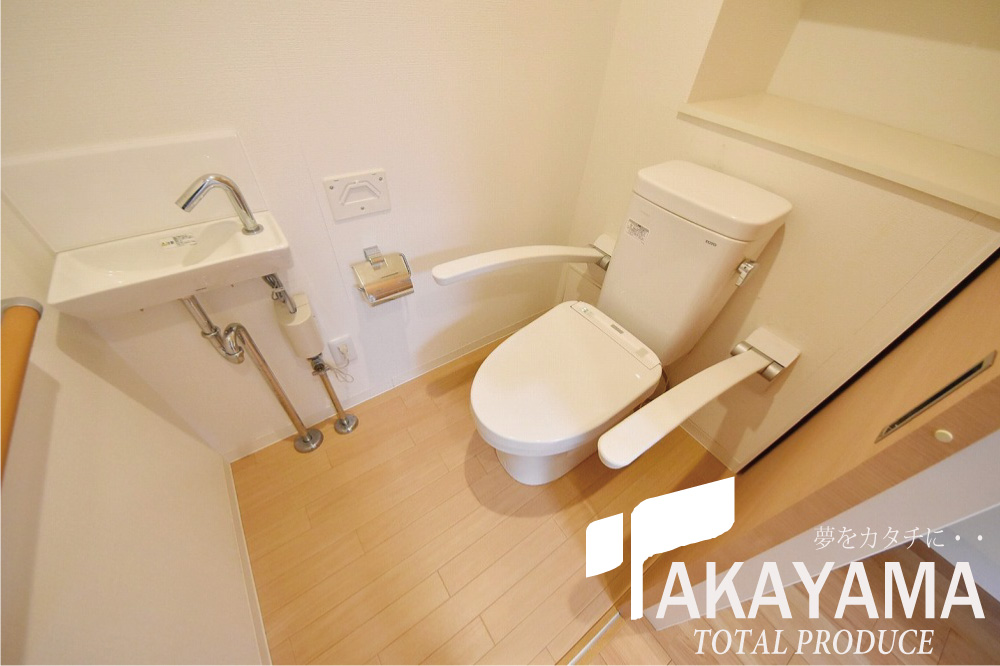 エントランス　トイレ、ウォシュレットや収納棚付きのキレイなトイレです★