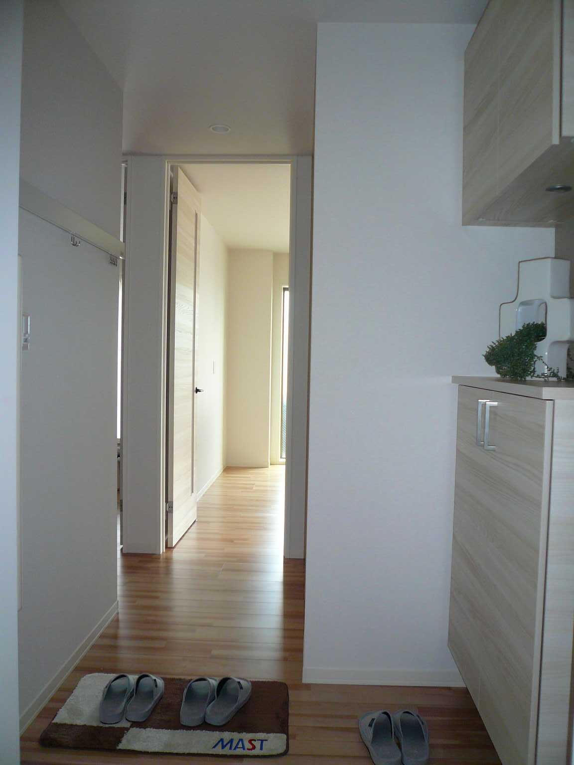 玄関　同物件の別のお部屋の写真です