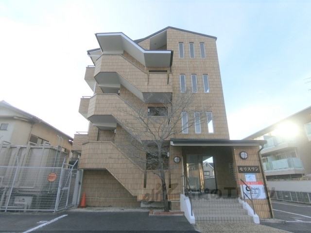 京田辺市河原受田のマンションの建物外観