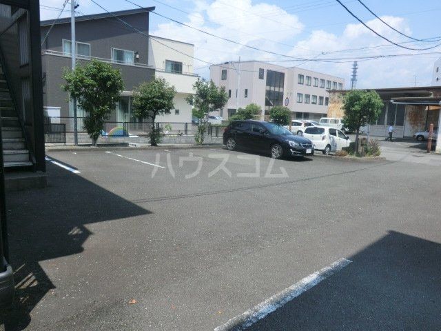 【静岡市駿河区曲金のアパートの駐車場】