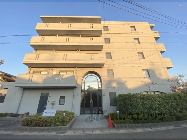 京田辺市田辺鳥本のマンションの建物外観