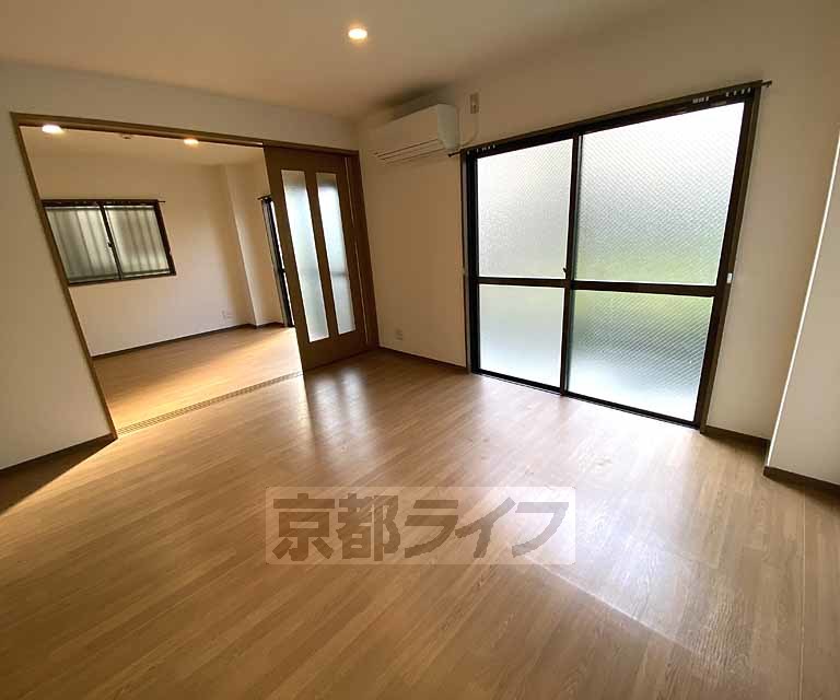 居室・リビング　落ち着いた雰囲気のお部屋です