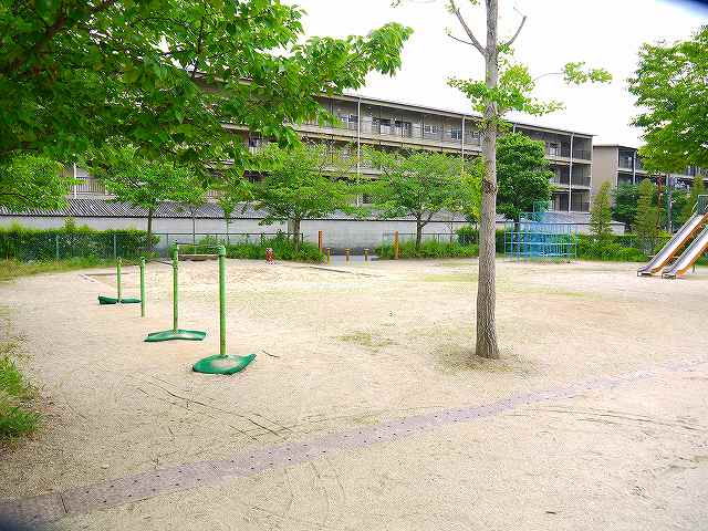 【天理市田井庄町のマンションの公園】