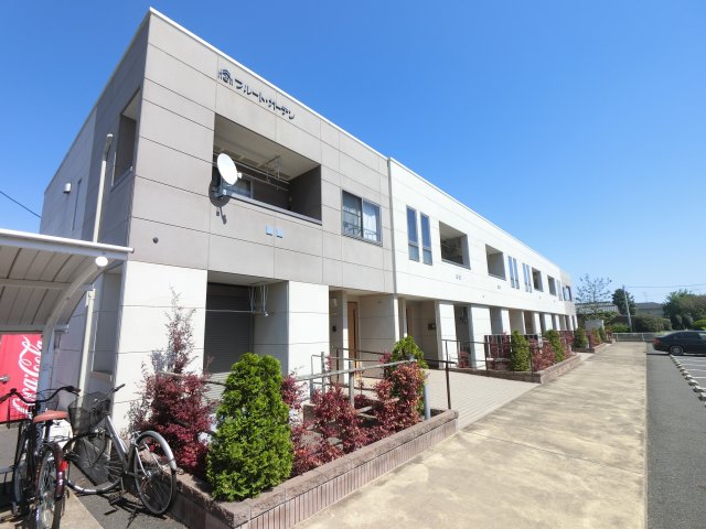 成田市本三里塚のアパートの建物外観