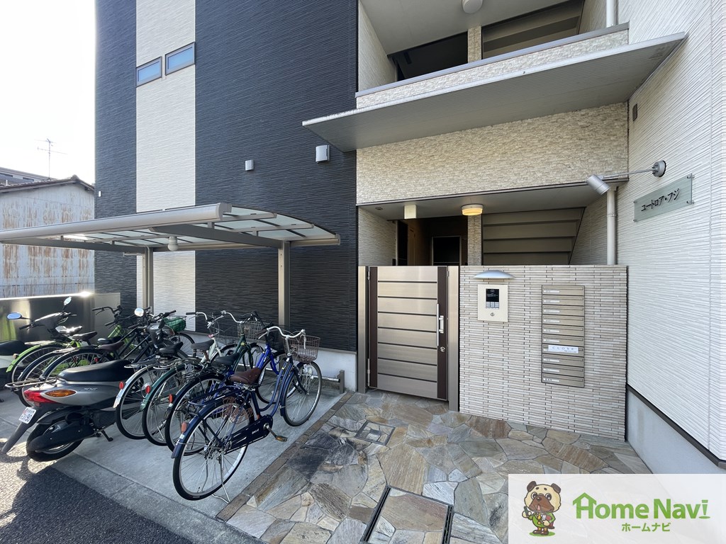 駐車場　オートロック付き。駐輪場