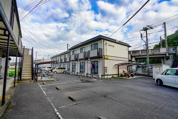 【岡山市東区宍甘のアパートの建物外観】