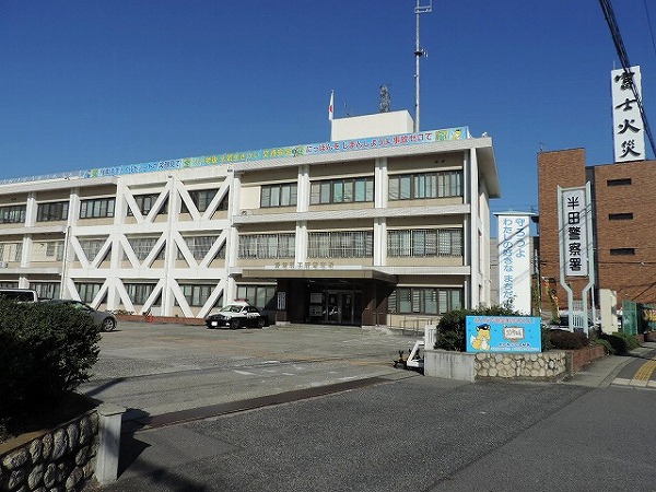 【半田市花園町のマンションの警察署・交番】