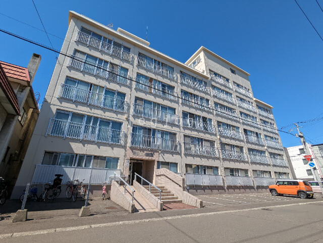 札幌市西区二十四軒四条のマンションの建物外観