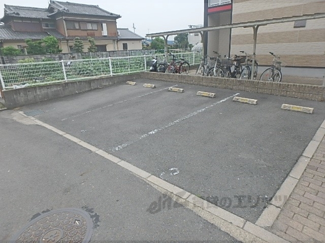 【京都市南区久世大薮町のアパートの駐車場】