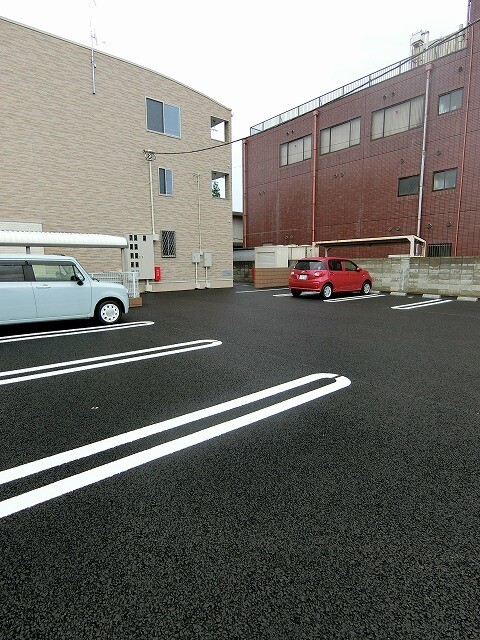 【深谷市東方町のアパートの駐車場】