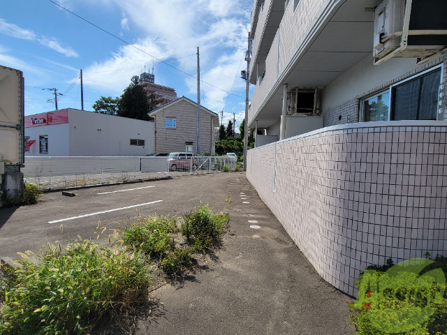 【多賀城市下馬のマンションの駐車場】